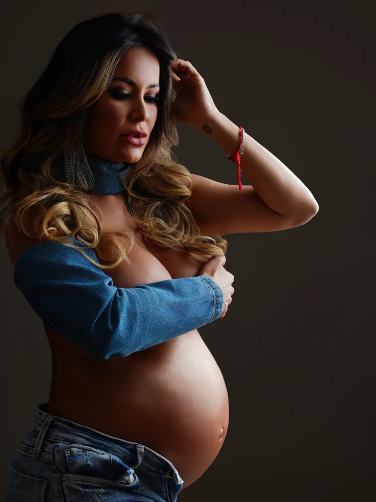 Gestante em jaqueta jeans, retrato de perto — ensaio gestante em estúdio