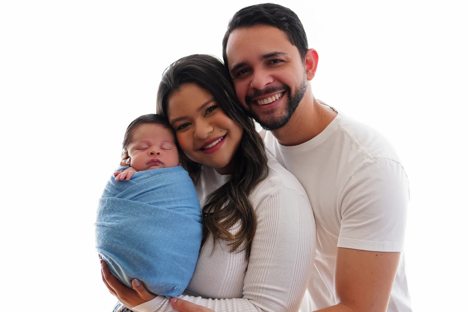 Família reunida — mãe, pai e recém-nascido em manta azul, todos sorrindo