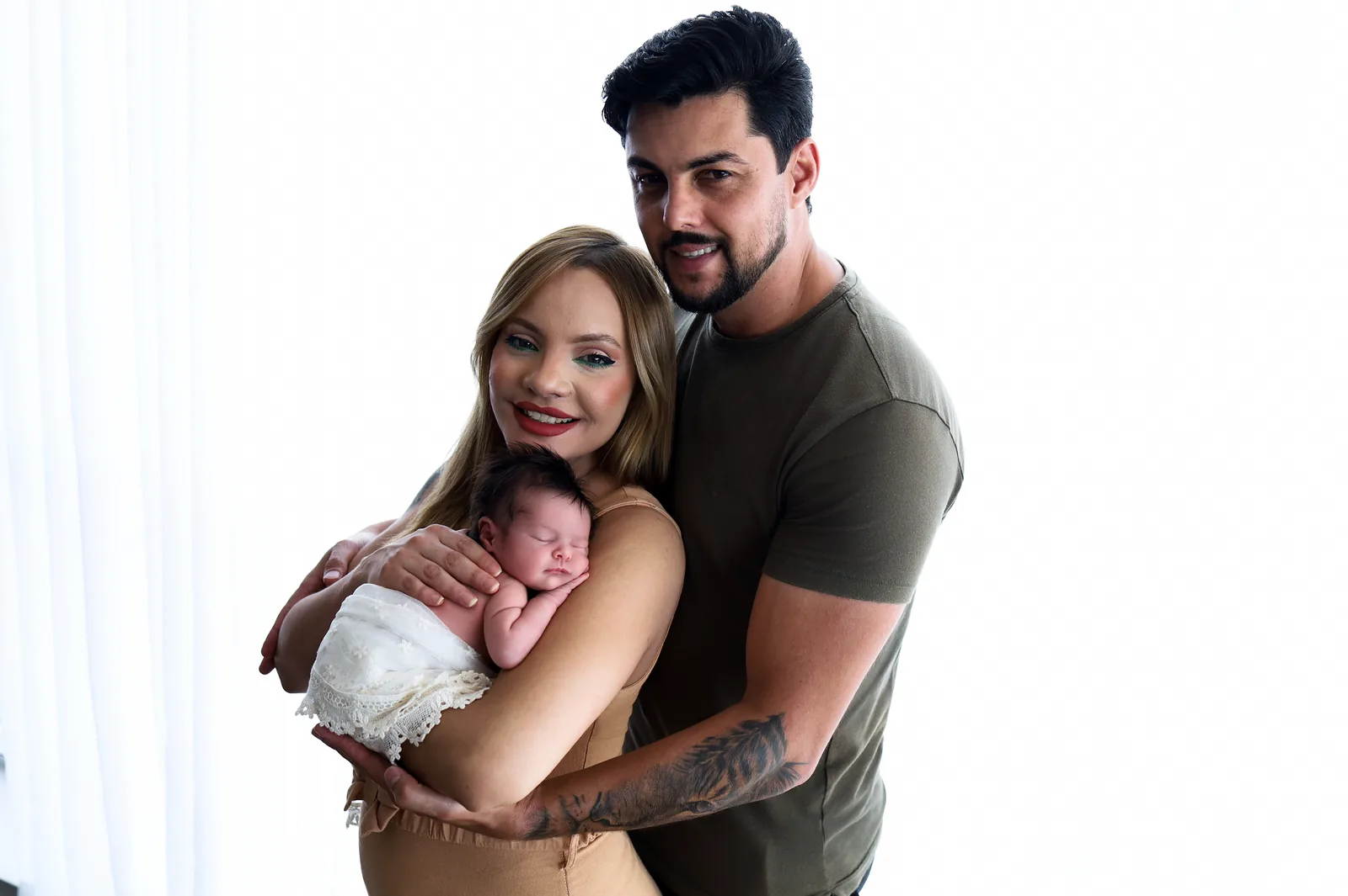 Família reunida com a recém-nascida, outro ângulo, todos sorrindo