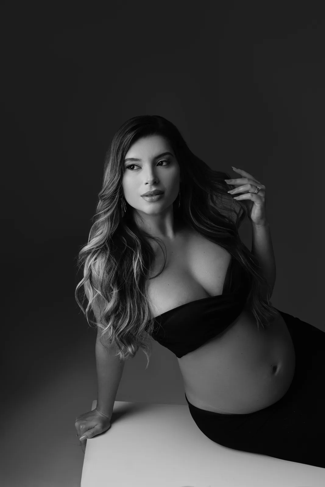Retrato de perto, top preto, cabelo caindo para o lado, em preto e branco