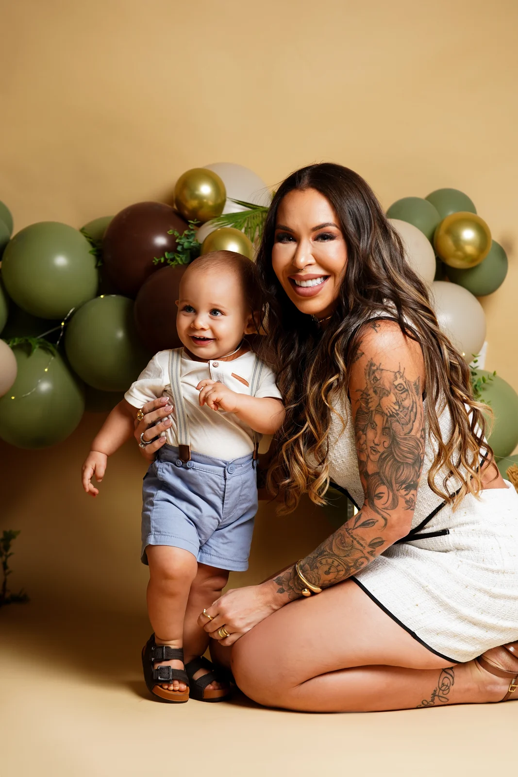 Mãe e bebê de pé juntos em frente à decoração de balões — ensaio smash the cake