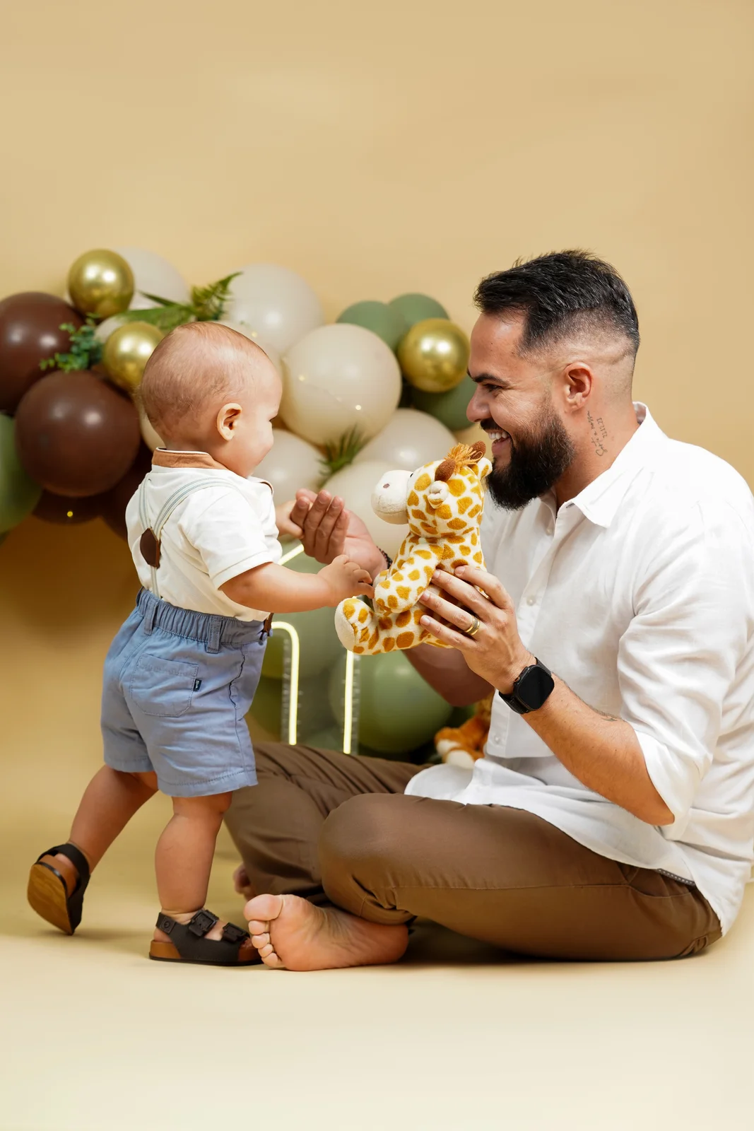 Pai entregando o bolinho do smash cake pro bebê — ensaio smash the cake