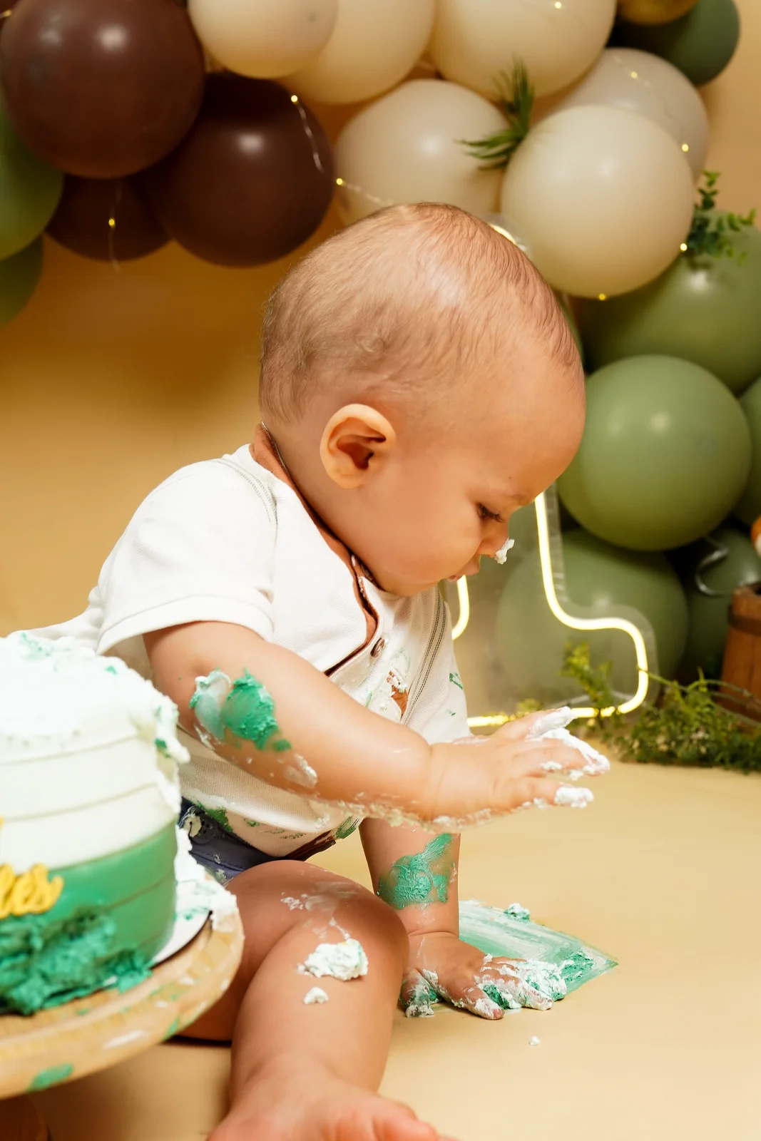 Detalhe do pezinho do bebê sujo de bolo — ensaio smash the cake