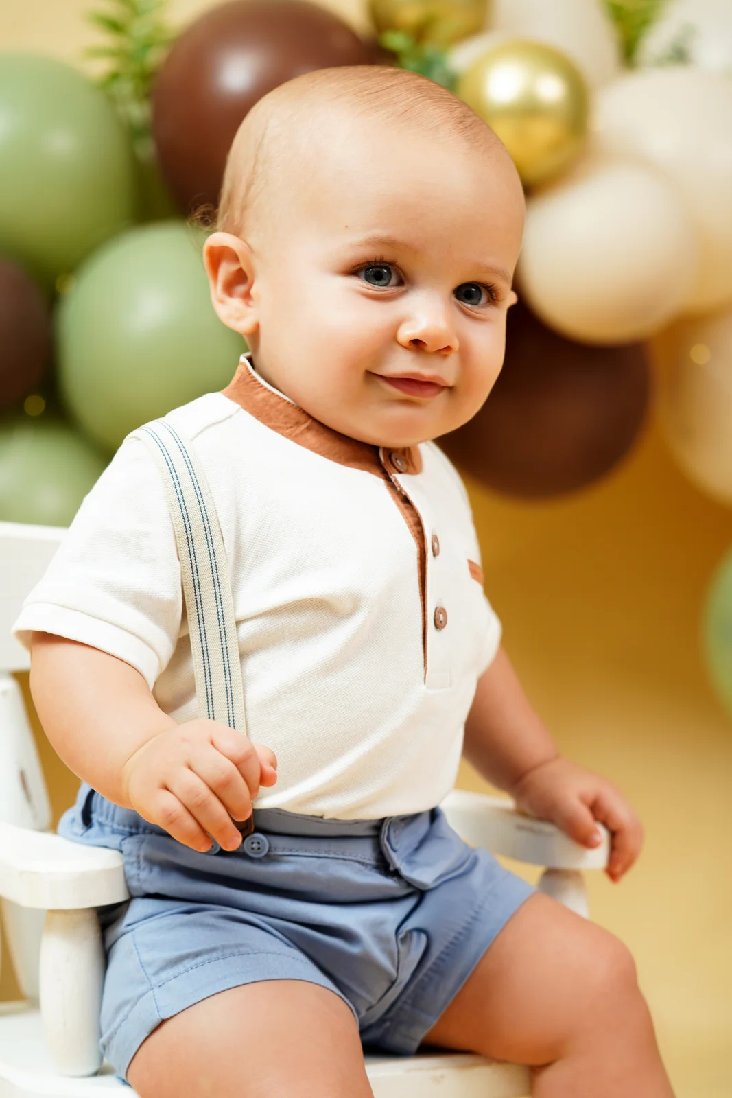 Retrato de perto do bebê sorrindo, olhos azuis — ensaio smash the cake