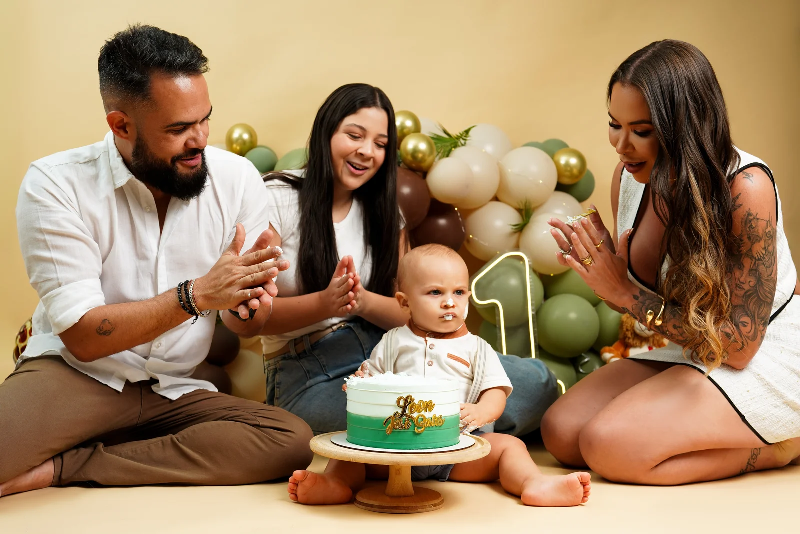 Bolo de aniversário de 1 ano com o nome do bebê, decoração de leão — ensaio smash the cake