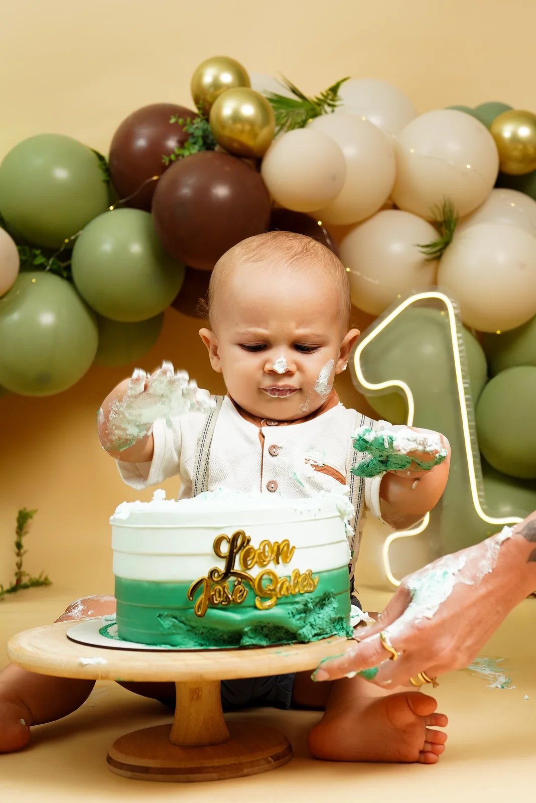 Avó, mãe e bebê reunidos perto do bolo — ensaio smash the cake