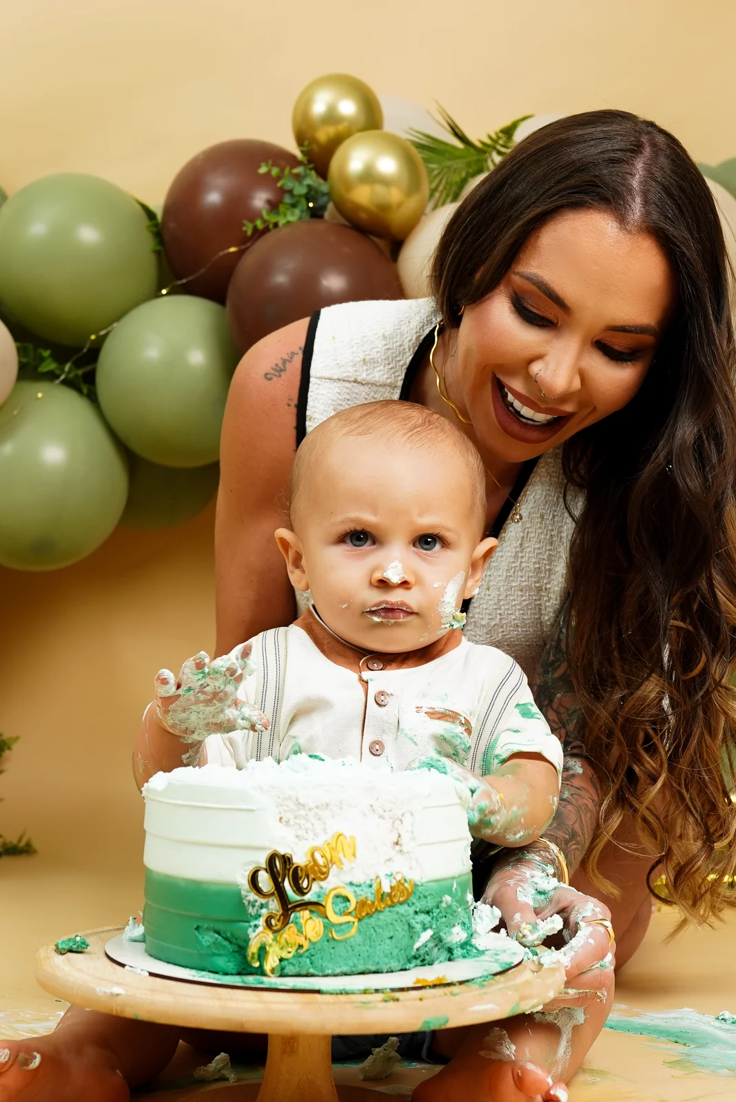 Bebê sentado ao lado do bolo e do número 1 — ensaio smash the cake