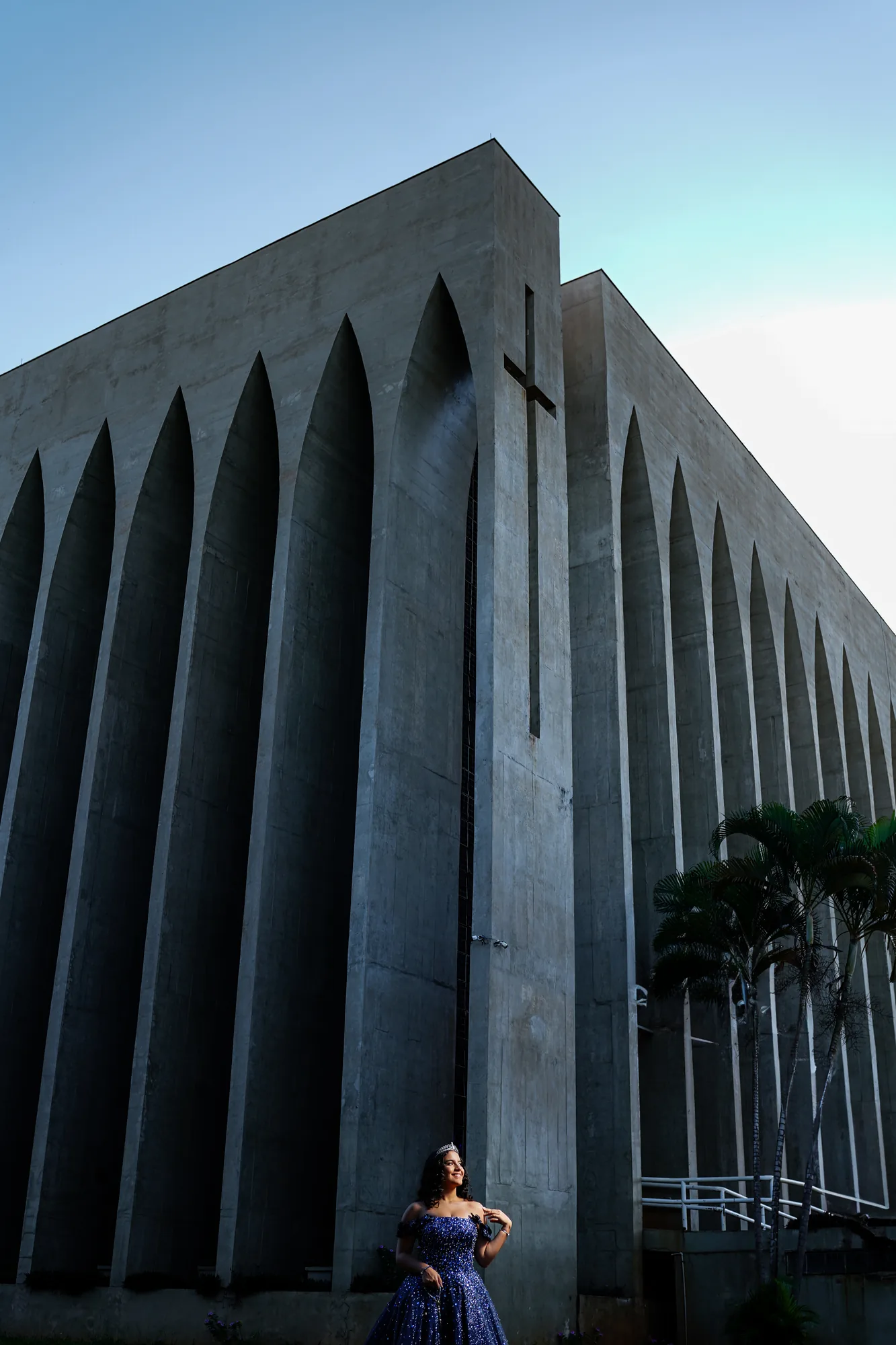 Debutante de vestido preto e dourado nas arcadas do Santuário Dom Bosco, Brasília