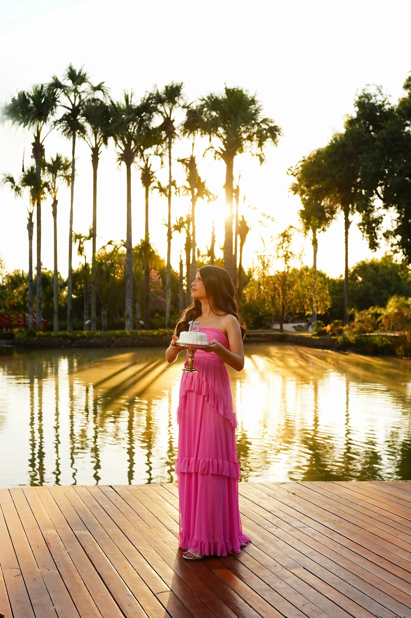 Debutante de vestido rosé refletida no lago da Casa da Ana