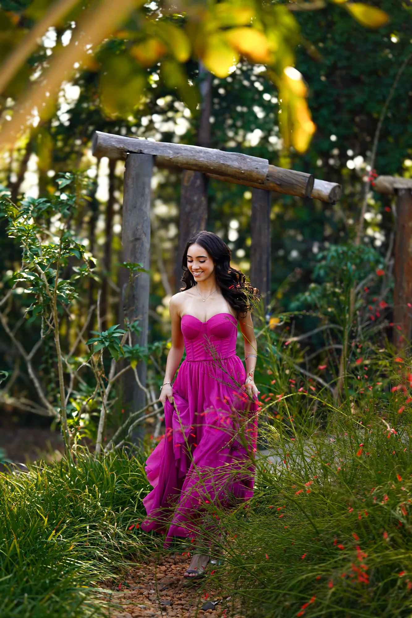 Debutante de vestido rosa fluido entre a vegetação do Jardim Botânico de Brasília