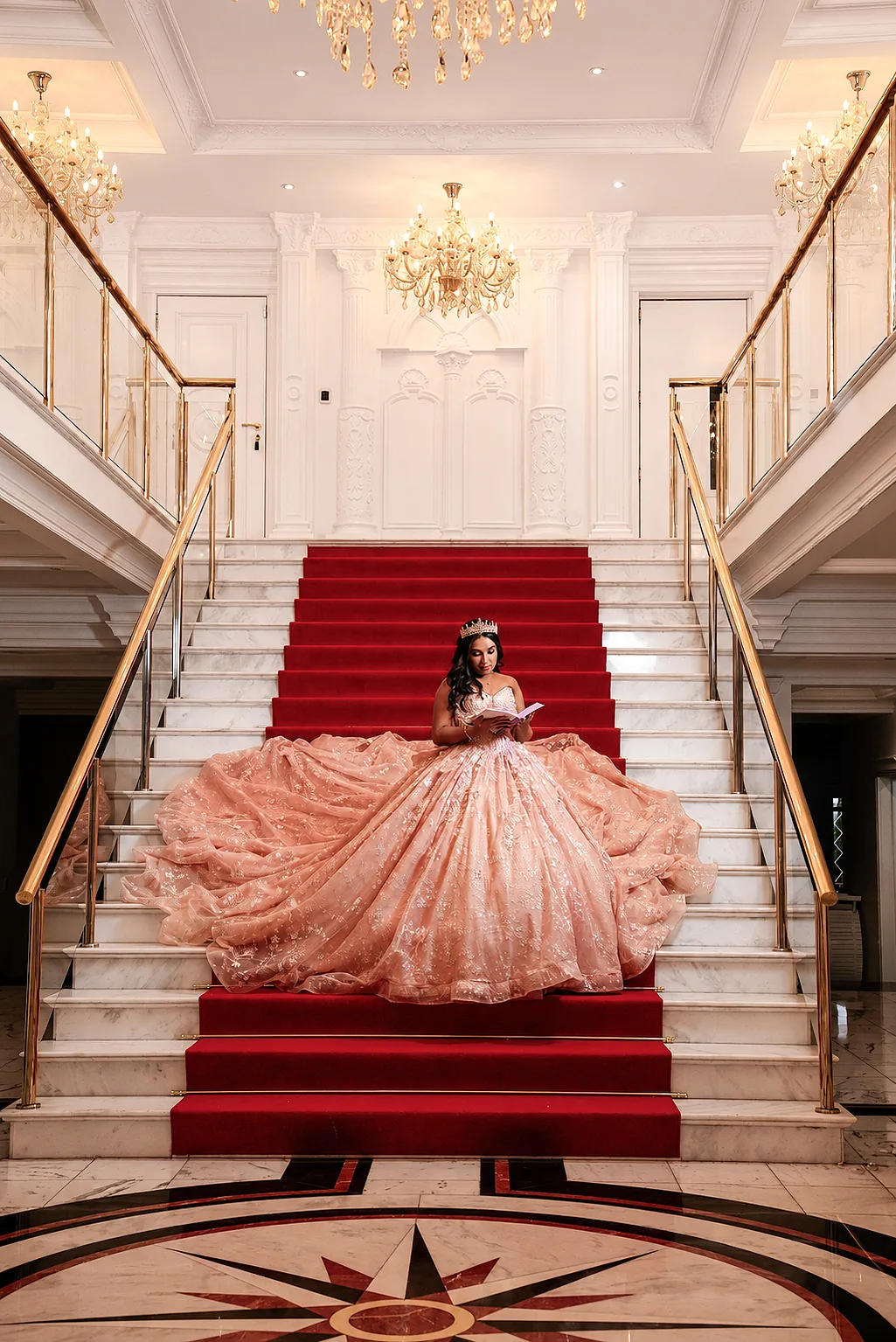 Debutante na escadaria da Mansão Solêmio, vestido rosé de saia volumosa