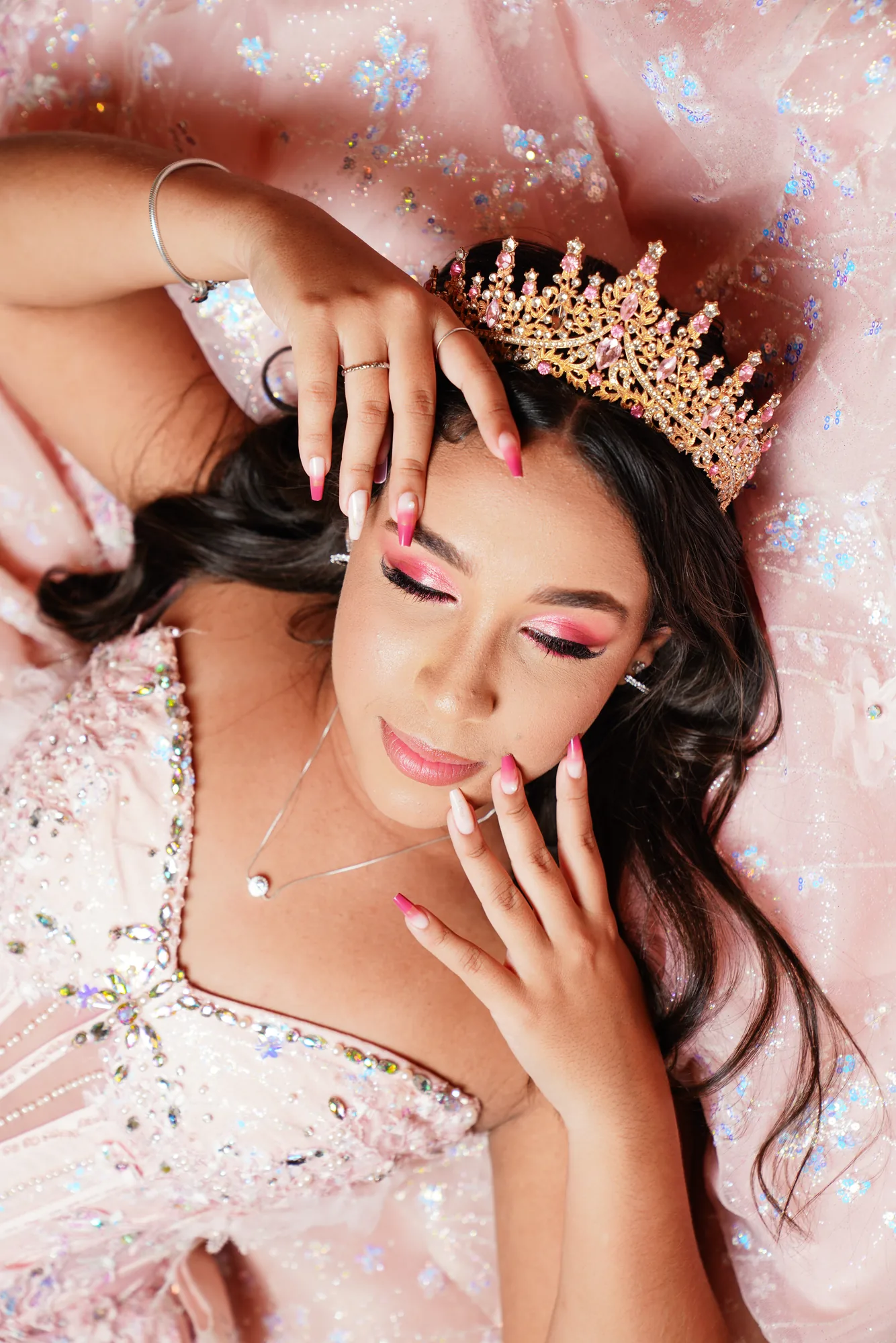 Tiara e joias da debutante em still no chão da Mansão Solêmio