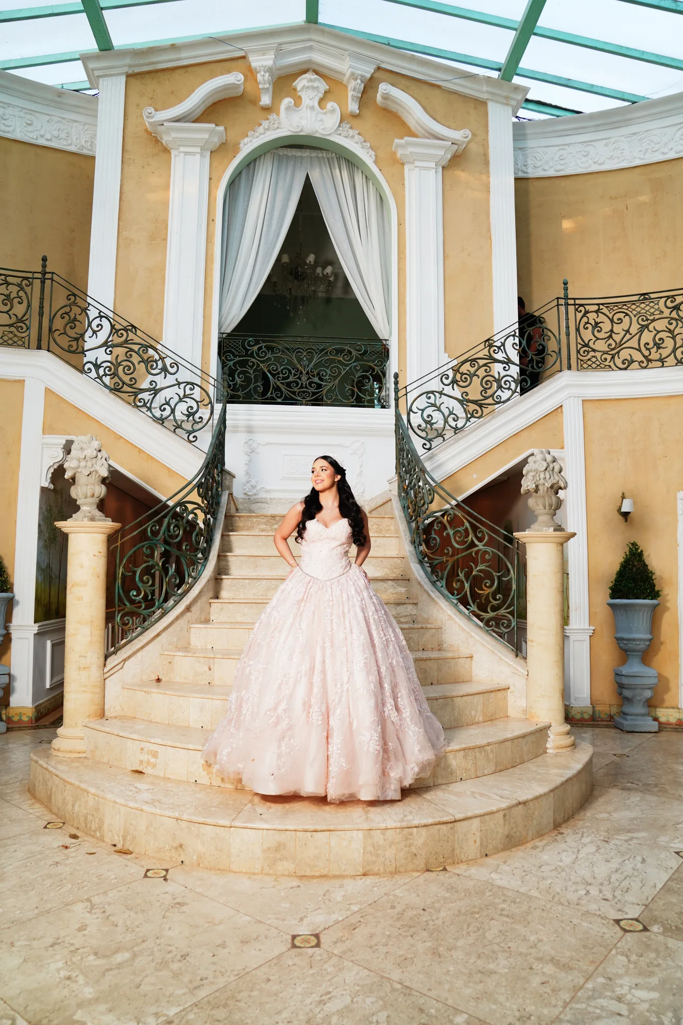 Debutante na escadaria espiral dourada da Villa Giardini, vestido rosé com cauda