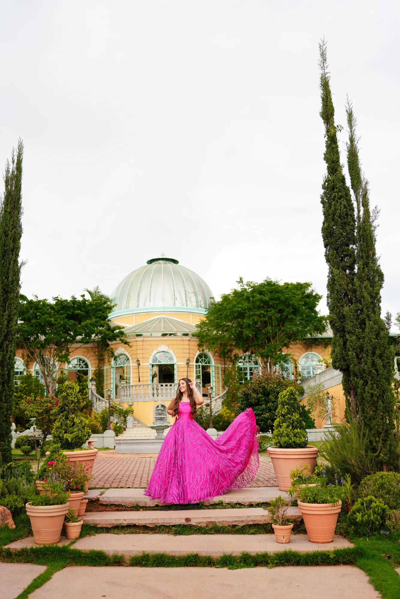 Debutante de vestido rosé refletida no lago da Villa Giardini, ao entardecer