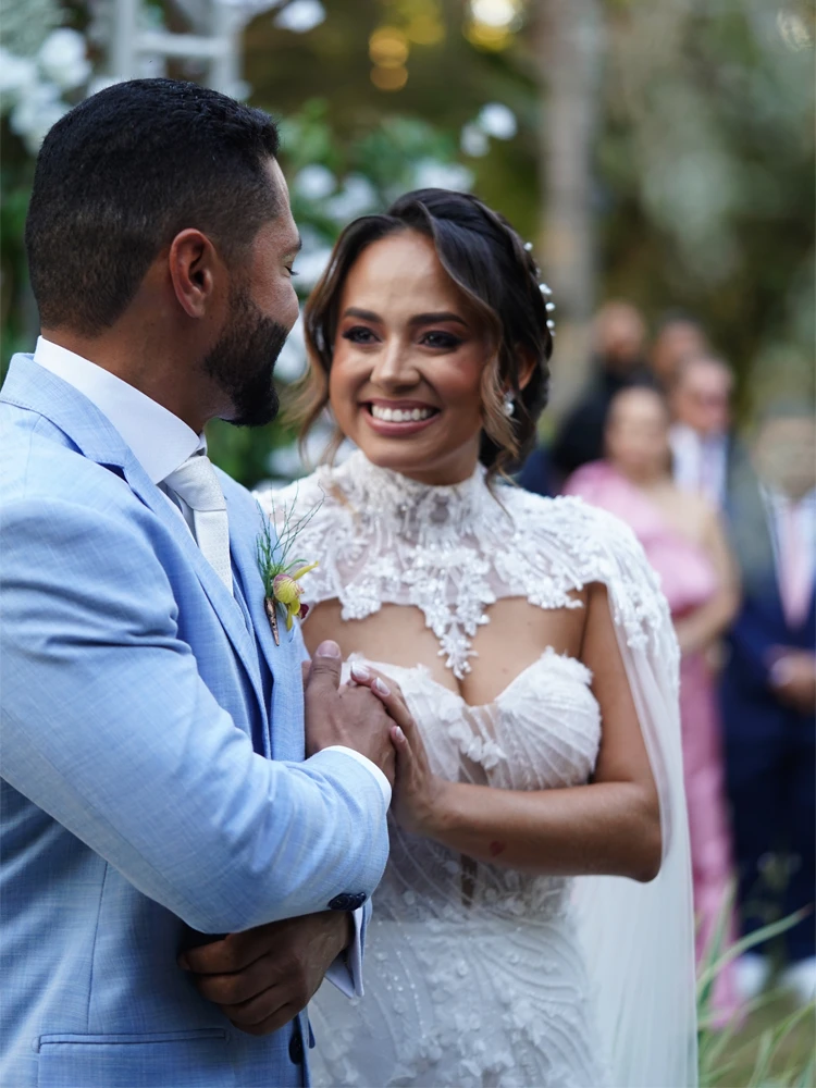 Noivos de mãos dadas sorrindo durante a cerimônia ao ar livre — fotografia de casamento em Brasília