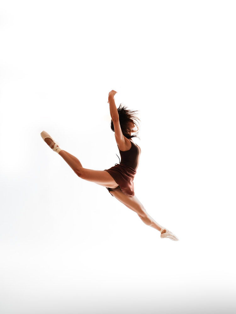 Bailarina em salto com abertura de pernas, em contraluz — ensaio feminino de dança em Brasília