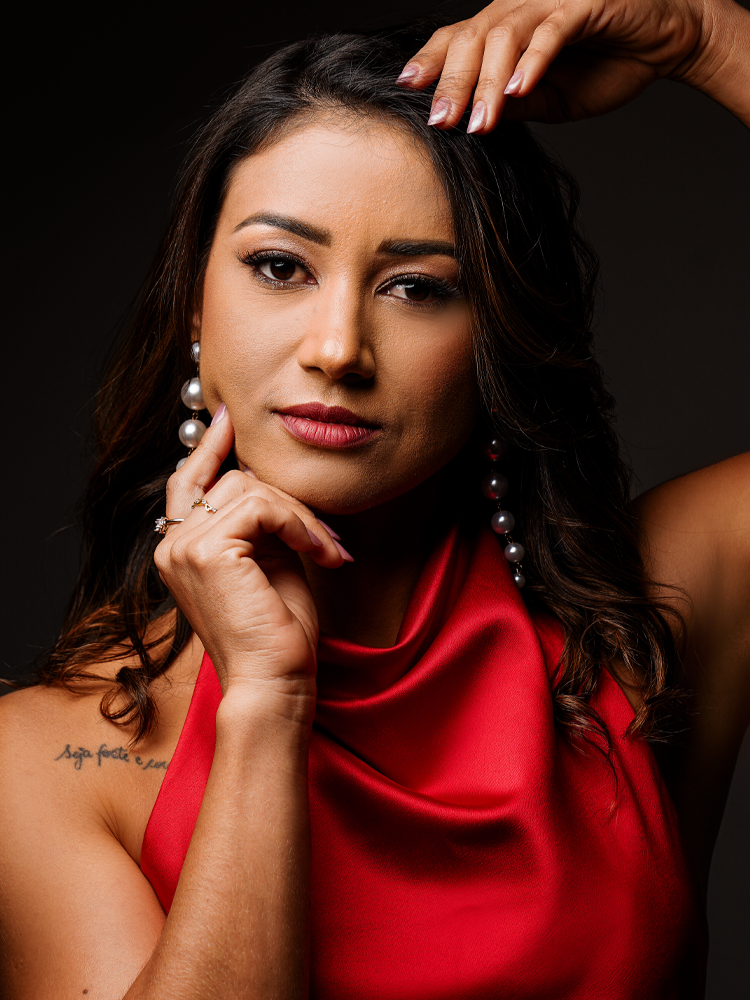 Retrato beauty em top vermelho de cetim e brincos de pérola — ensaio feminino em Brasília