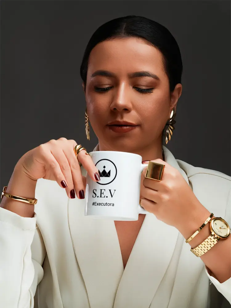 Mulher de blazer off-white segurando uma caneca da marca S.E.V — ensaio de branding profissional em estúdio, Brasília