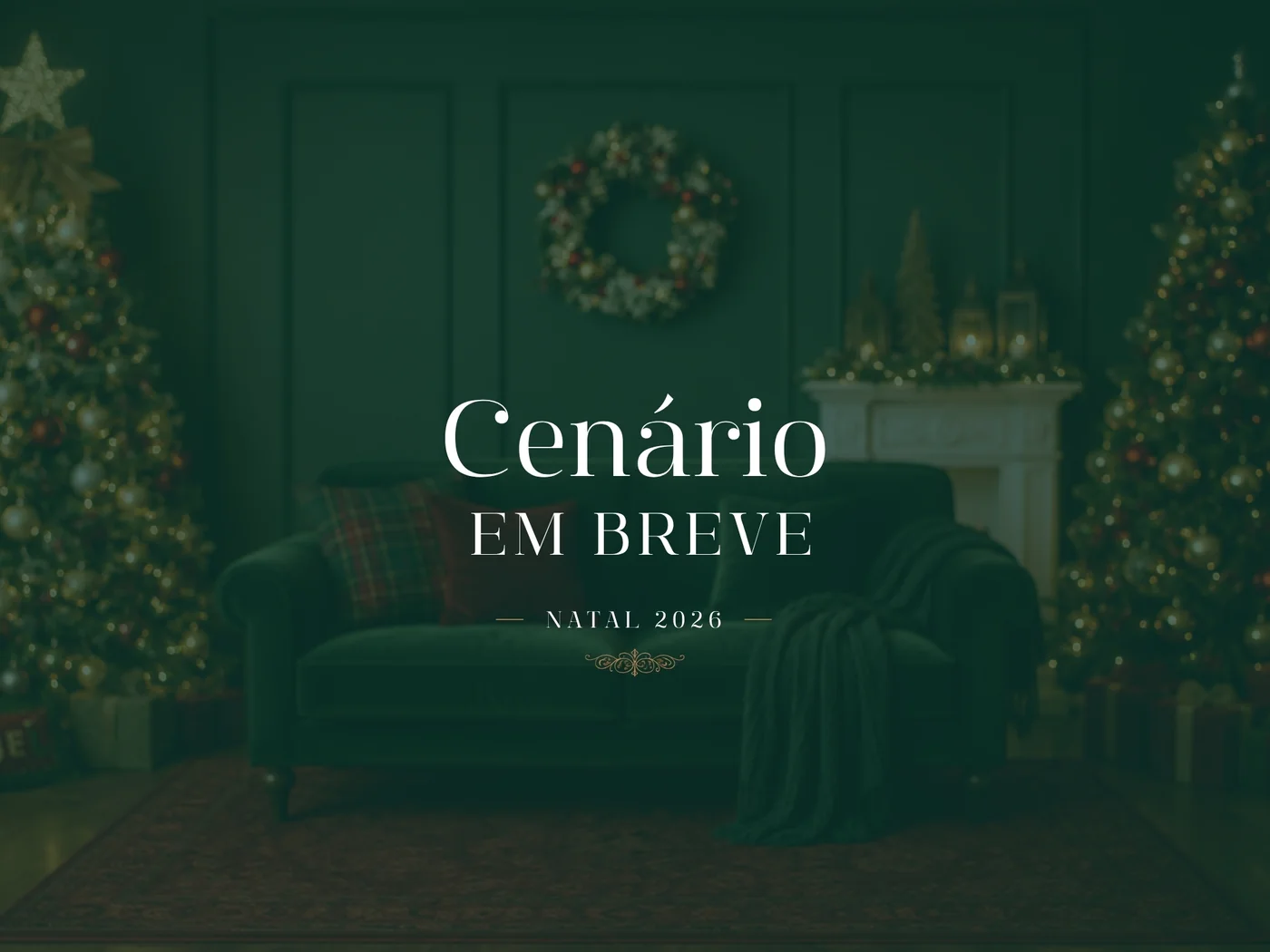 Prévia do novo cenário de Natal 2026: sala verde com boiserie, guirlanda, lareira e árvores decoradas, com a inscrição “Cenário em breve”